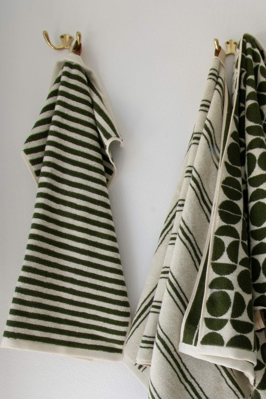 Pinstripe håndklæde, Alpine Moss/Cream - 45x65 cm